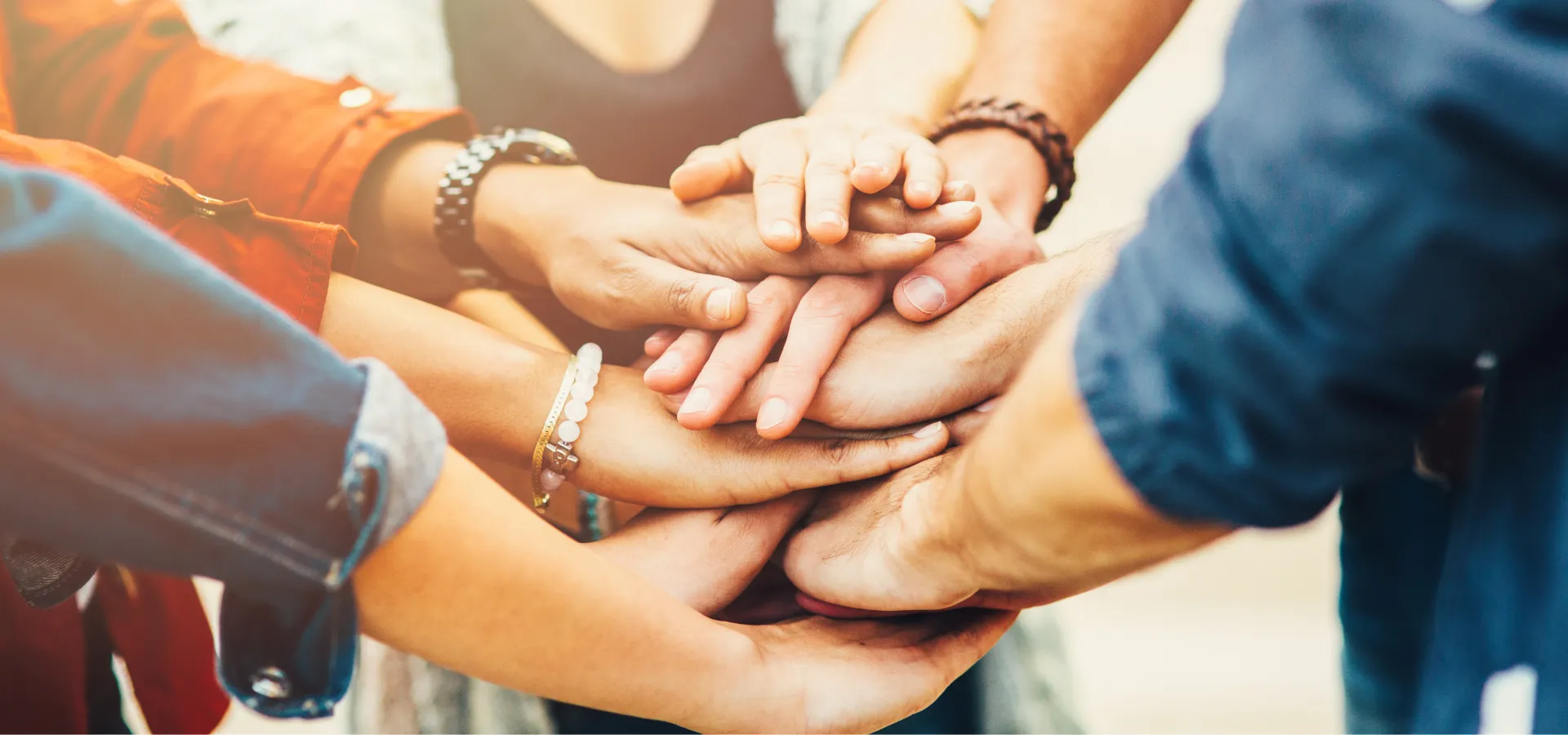 ομάδα ανθρώπων που πανηγυρίζουν μία επιτυχία