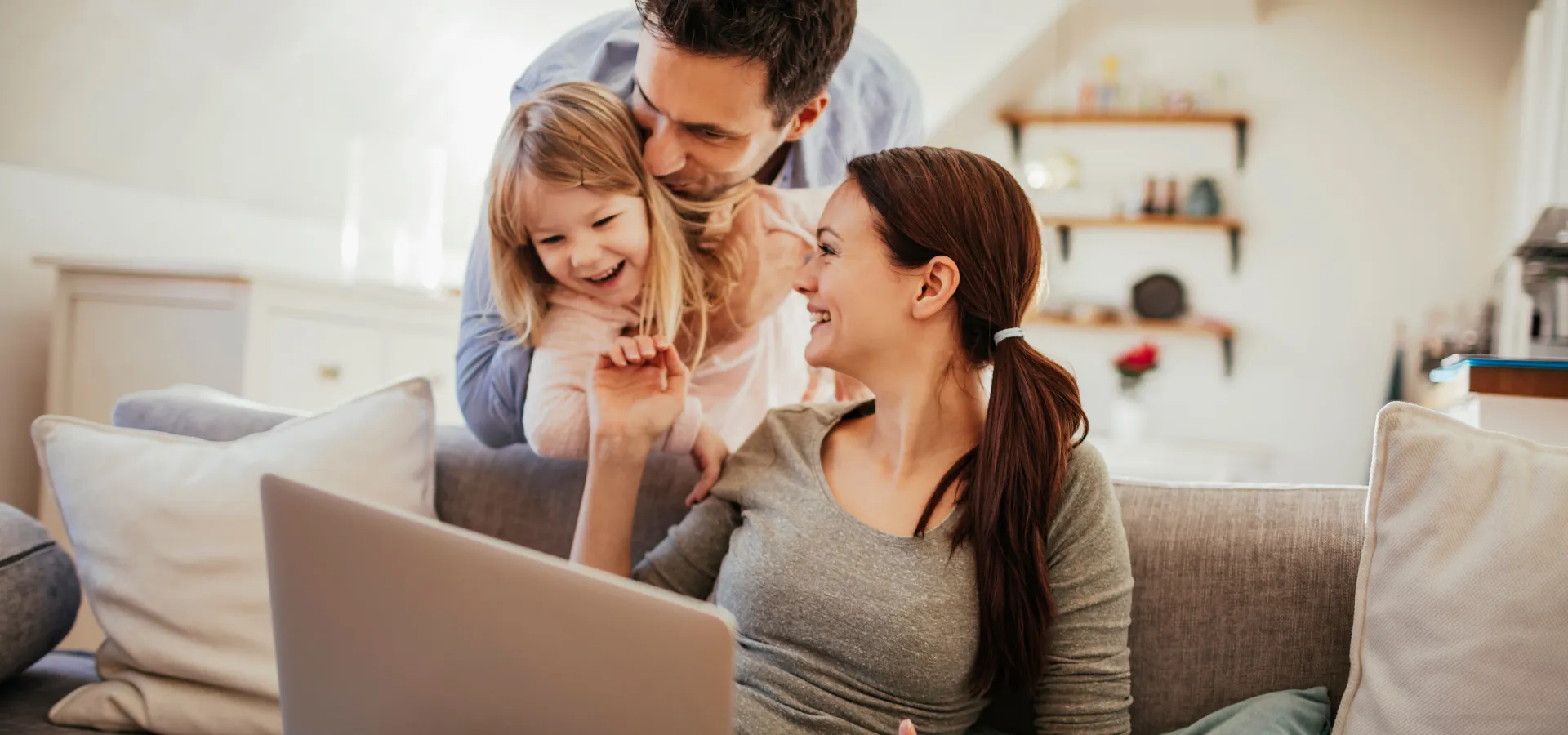 χαρούμενη οικογένεια με ένα μικρό παιδί στο σαλόνι τους