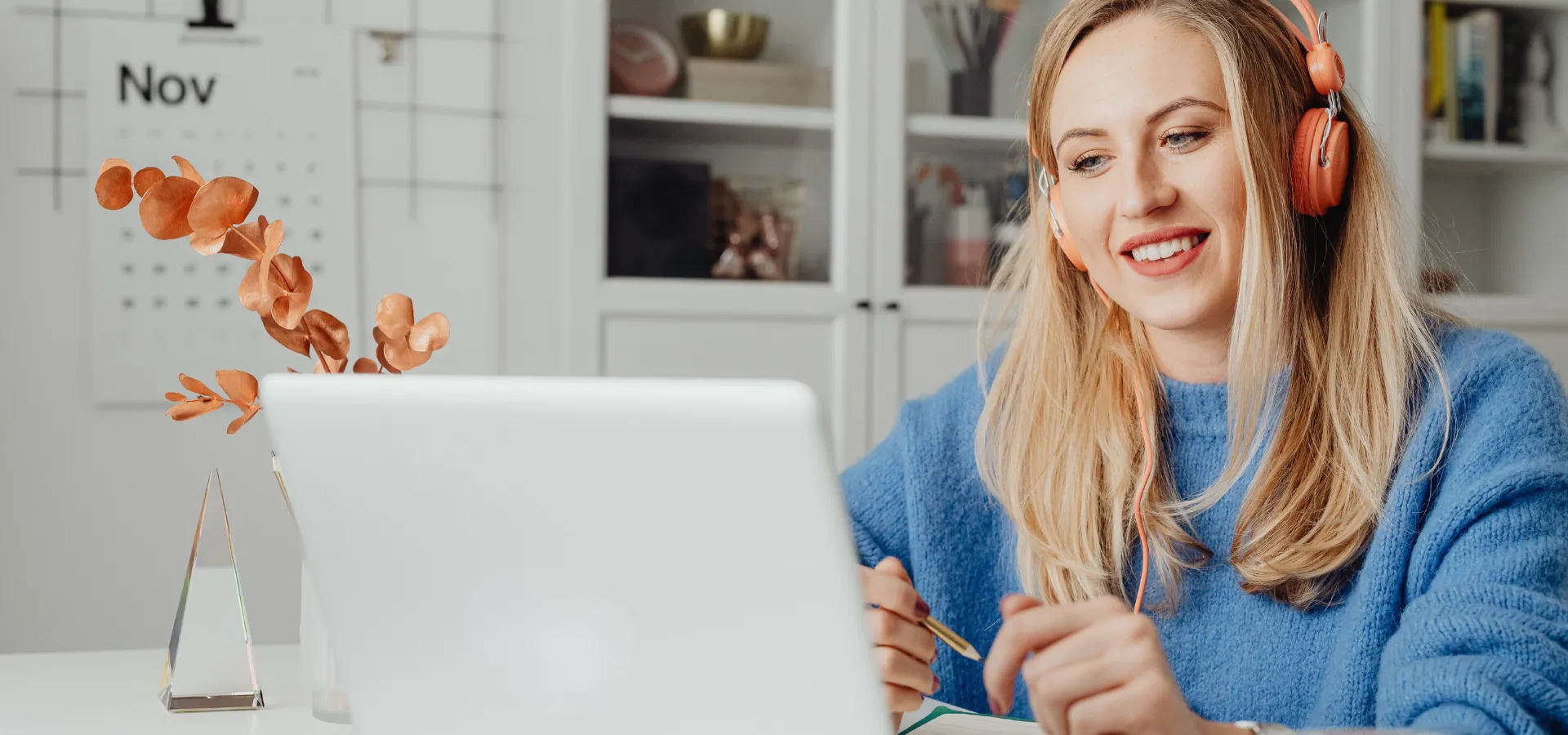 κοπέλα που δουλεύει απο το σπίτι της