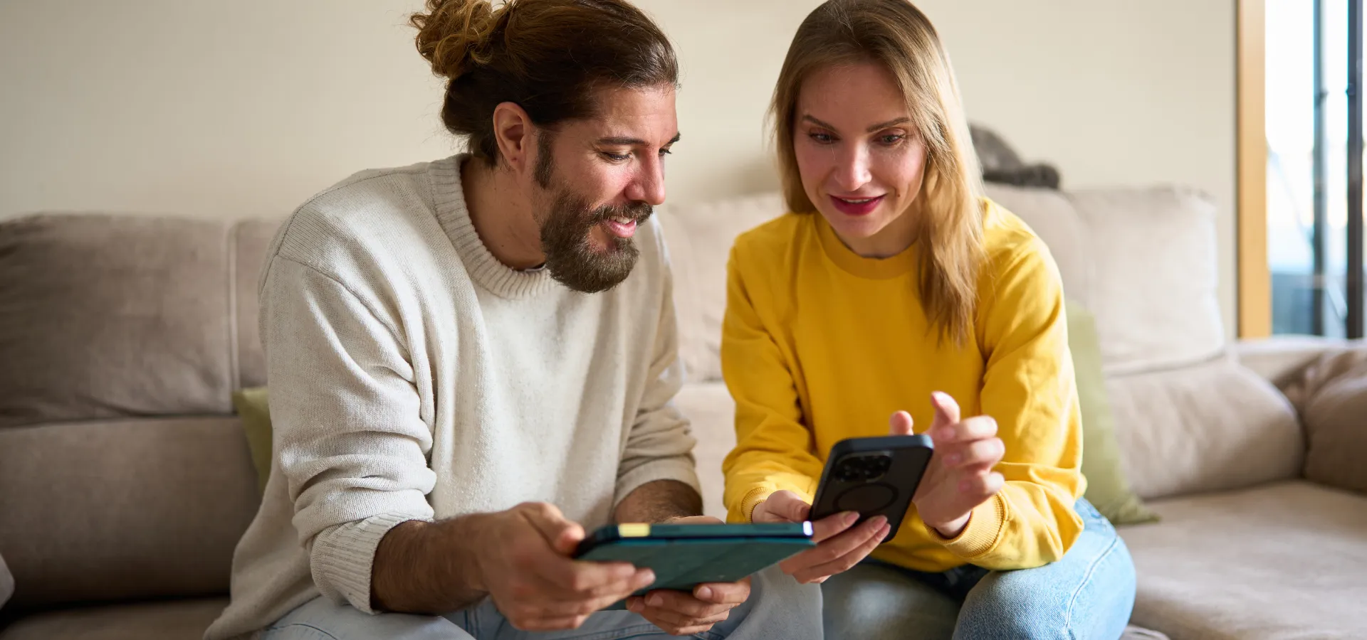 Ζευγάρι που κοιτάει τις επιλογές του