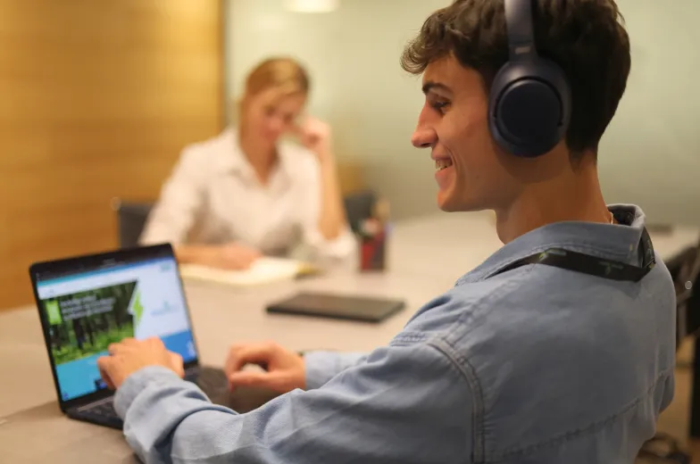 man-working-on-laptop-with-collegue