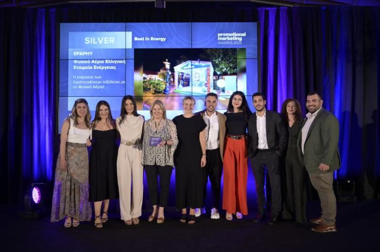 Η ομάδα marketing που έχει σηκωθεί να παραλάβει το βραβείο στην σκηνή των Promotional Marketing Awards 2025