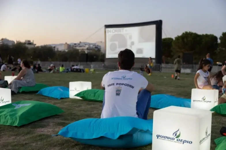 κόσμος που κάθεται στο lounge του park your cinema του κέντρου πολιτισμού ίδρυμα Σταύρος Νιάρχος